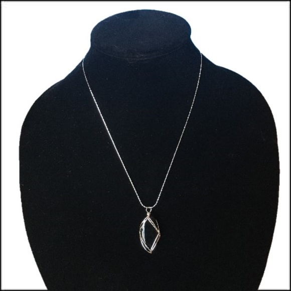 Jewelry - Black Pendant Necklace (NWOT)